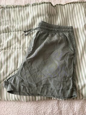 Universal Thread High-Waist Women's Shorts in Sage Green